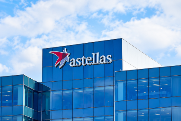 Fachada Corporativa Astellas sob o Céu Azul